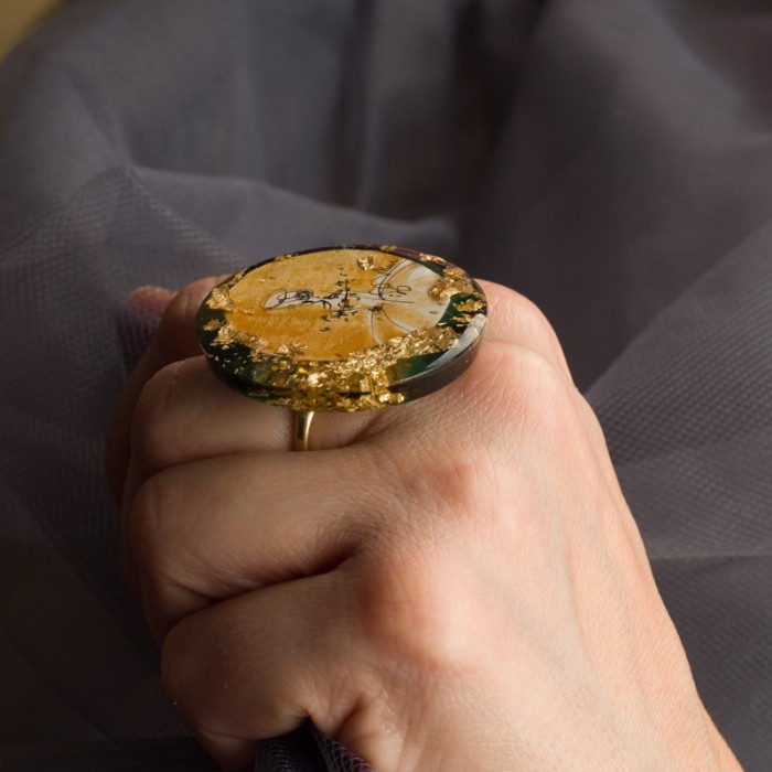 Biżuteria artystyczna ręcznie robiona kobieta w złotej sukni 454
